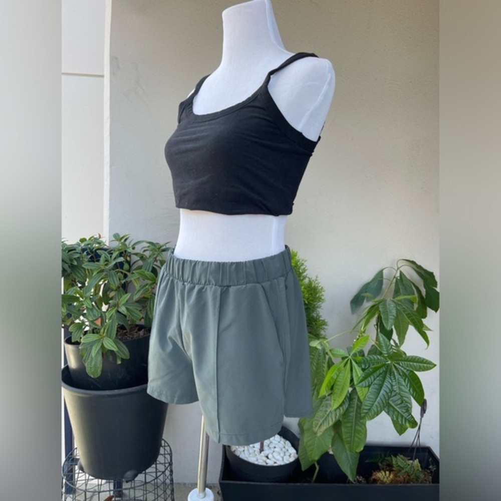 ✨Zella Olive Green Athletic Shorts – Size M Like New – Lightweight w/ Zip Pocket